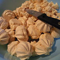 deser z białą czekoladą i bezami