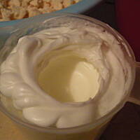 deser z białą czekoladą i bezami