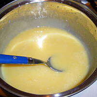 deser z białą czekoladą i bezami