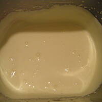 deser z białą czekoladą i bezami