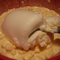 deser z białą czekoladą i bezami