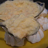 deser z białą czekoladą i bezami