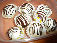 Fot. patysiapysia, Trufelki z białą czekoladą i suszonymi morelami