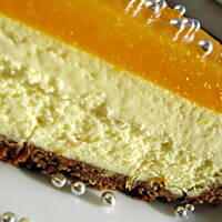 Sernik z białą czekoladą i morelami lub truskawkami