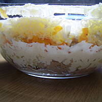 Sałatka warstwowa z tuńczykiem i marchewką