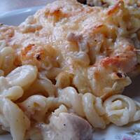 Zapiekanka śmietanowa z makaronem szynką i serem