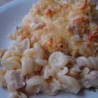 Zapiekanka śmietanowa z makaronem szynką i serem