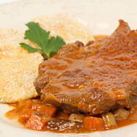 Karkówka w winie z warzywnym sosem