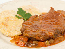 Fot. Wkn, Karkówka w winie z warzywnym sosem