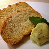 Grzanki z masłem bazyliowo-czosnkowym