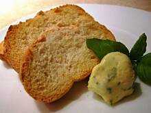 Fot. till, Grzanki z masłem bazyliowo-czosnkowym