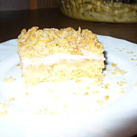 Krucha szarlotka z różowym kremem