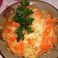 Surówka z kapusty kiszonej z jablkiem i marchewka