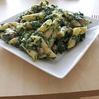 Rurki z boczkiem i szpinakiem w sosie śmietankowym