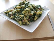 Fot. Nauthiz, Rurki z boczkiem i szpinakiem w sosie śmietankowym