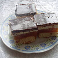 Jabłecznik z bitą śmietaną i musem