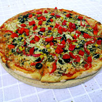 Pizza pieczona na kamieniu do pizzy