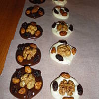 mendiants - dyski czekoladowe z bakaliami