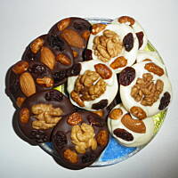 mendiants - dyski czekoladowe z bakaliami