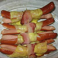 parówki zapiekane z boczkiem i serem