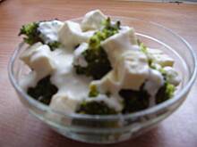 Fot. Batka, Brokuły z sosem jogurtowym