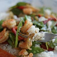 Krewetki z groszkiem i imbirem