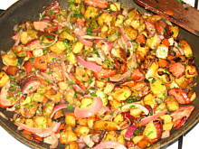 Fot. Kluko, Ziemniaki z patelni z kiełbasą