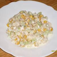 Sałatka z selerem naciowym i tuńczykiem