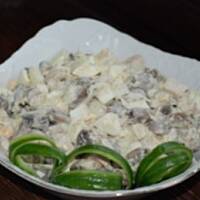 Sałatka z pieprzem, pieczarkami i kurczakiem pyszna