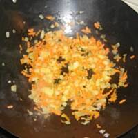 makaron z tuńczykiem szpinakiem i sosem pieczark