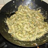 makaron z tuńczykiem szpinakiem i sosem pieczark