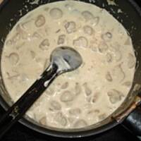 makaron z tuńczykiem szpinakiem i sosem pieczark