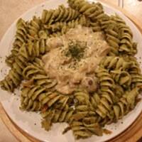 makaron z tuńczykiem szpinakiem i sosem pieczark