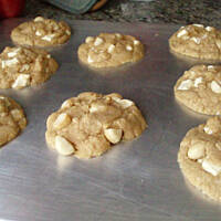 Ciastka z biala czekolada i makadamia orzechami