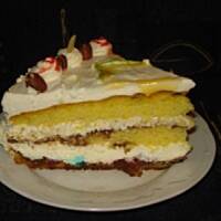 Biały tort z wiśniami