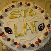 Biały tort z wiśniami