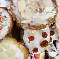 Kolorowe świąteczne ciasteczka