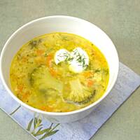 Zupa jarzynowa z brokułem i lanymi kluseczkami