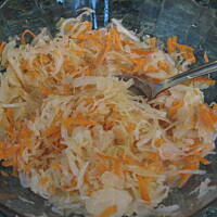 Surówka z kapusty kiszonej do ryby