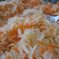 Surówka z kapusty kiszonej do ryby