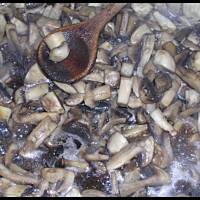 Kurczak z sosem pieczarkowym na białym winie