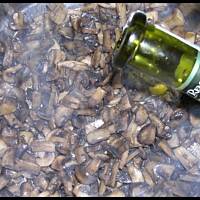 Kurczak z sosem pieczarkowym na białym winie