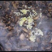 Kurczak z sosem pieczarkowym na białym winie