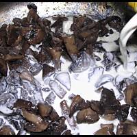 Kurczak z sosem pieczarkowym na białym winie