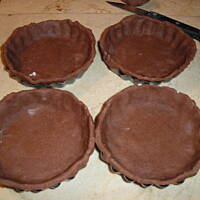 tartaletka z orzechami kremem i karmelem