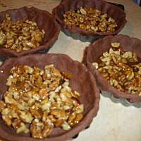 tartaletka z orzechami kremem i karmelem