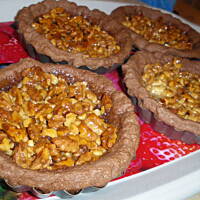 tartaletka z orzechami kremem i karmelem