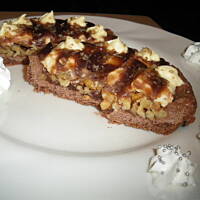 tartaletka z orzechami kremem i karmelem