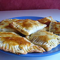 Paszteciki z ciasta francuskiego z pieczarkami