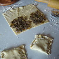 Paszteciki z ciasta francuskiego z pieczarkami